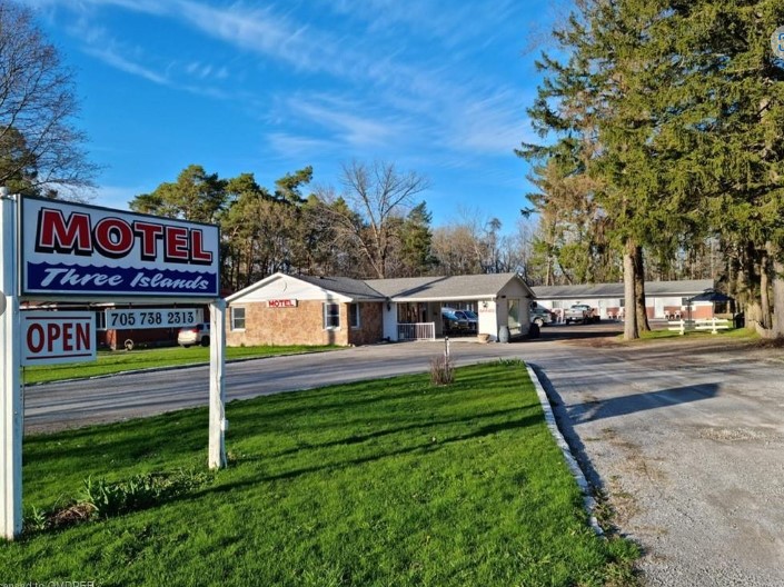 Commercial Motel- Three Is -Bobcaygeon, Ontario